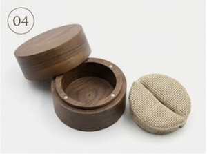 Boîte à bague de fiançailles ronde en bois massif vintage gravée sur mesure - Product Image 2