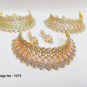 Elegante Juego de Collar y Aretes Clásicos Chapados en Oro con Pedrería Rosa para Bodas, Eventos Nocturnos y Ocasiones Formales - Product Image 1