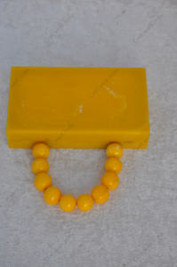 Bolso de mano tipo clutch de resina amarilla hecho a mano con asa de cuentas, bolso de lujo para fiestas nocturnas, bodas y eventos especiales para mujer - Product Image 2