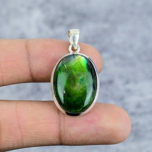 Pendentif en labradorite verte ovale, serti à la main sur argent 925, pierre de naissance pour femme - Product Image 2