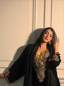 Ensemble 2 pièces de luxe AWAIS HOUSE pour femmes musulmanes, écoresponsable, en velours uni perlé, avec soutien-gorge intégré et manches longues - Product Image 4