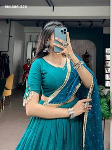 Lehenga azul de la mejor calidad en chanderi con borde ancho Gota Patti y diseño completo, conjunto de blusa con mangas con trabajo Kodi y efecto espejo, a precio mayorista. - Product Image 6