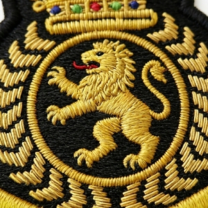 Parche Bordado Personalizado con Escudo de León y Coronas, con Hilo de Oro Premium, para Coser en Uniformes, Blazers y Prendas - Product Image 2