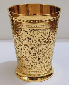 Vaso de agua de latón grabado a mano con diseño floral tradicional para beber agua, jugo, leche, vino, ideal para hoteles, restaurantes y cocinas. - Product Image 1
