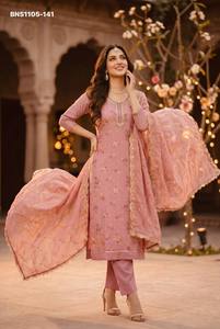 Nueva Colección de Kurti-Pantalón-Dupatta Rectos de Algodón Modal con Estampado y Detalles Hechos a Mano, Suministro al por Mayor - Product Image 2
