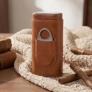 Estuche para cigarros de cuero genuino con cortador integrado y soporte para accesorios, ideal para regalo y uso personal. - Product Image 1