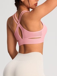 Soutien-gorge de sport sans couture pour femmes |   Débardeur de yoga à double bretelle croisée dans le dos |   Soutien-gorge de sport respirant en maille à découpes avec coussinets - Product Image 2