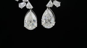 Pendientes colgantes de diamantes talla pera en oro blanco con corte escudo y diamantes de acento personalizados, pendientes de lujo llamativos para novia - Product Image 3