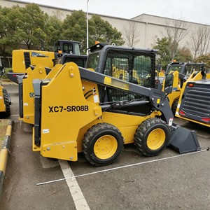 Chargeuse compacte sur roues robuste XC7-SR08B avec pompe PLC et boîte de vitesses, garantie 1 an pour les travaux municipaux et agricoles - Product Image 1