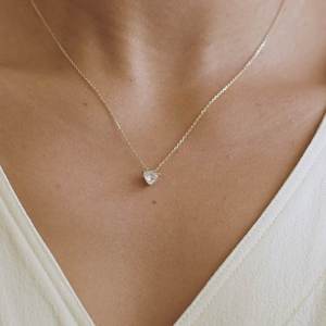 จี้เพชรทรงทริลเลียนคัทสุดหรู ผลิตในห้องปฏิบัติการ พร้อมสร้อยคอเงินแท้ 925 ชุบทอง ดีไซน์เรียบง่าย เหมาะสำหรับทุกเพศ ใส่ไปงานปาร์ตี้ได้ - Product Image 3