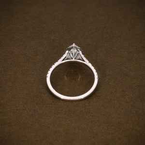 Bague Solitaire Halo Vintage Diamant pour Anniversaire de Mariage et Fiançailles, Or Blanc 14K Plaqué Rhodium, 1 Carat, Forme Poire, Diamant de Laboratoire E - Product Image 4