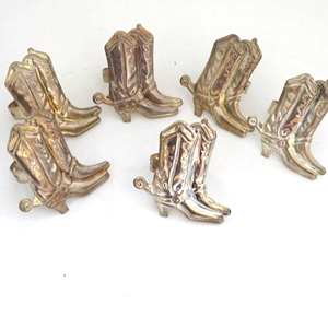 Porte-serviettes en métal en forme de bottes, style royal, pour une décoration de table majestueuse et élégante lors des occasions formelles. - Product Image 1