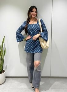 Kurti corto estampado de mezcla de viscosa para mujer, corte recto, informal, estilo étnico, cuello cuadrado, manga larga, Kurta para oficina y universidad - Product Image 2