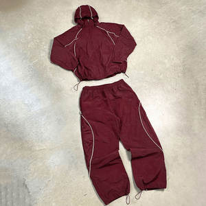 Ensemble coupe-vent personnalisé : veste légère et short pour homme, survêtement personnalisé avec pantalon contrastant - Product Image 1