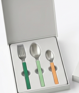 Juego de cubiertos de acero inoxidable con mangos verdes y naranjas, diseño minimalista reutilizable para uso en camping y en la mesa. - Product Image 6