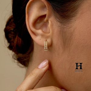Elegantes Aros Huggie con Perlas y Diamantes – Oro de 14k con Diamantes Certificados – Fabricante de Joyería Fina - Product Image 5