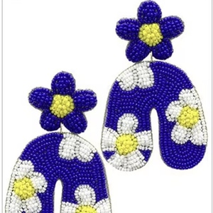 Pendientes de botón con diseño de loro, con cuentas florales y adornos artesanales de la marca BaubleBar. - Product Image 2