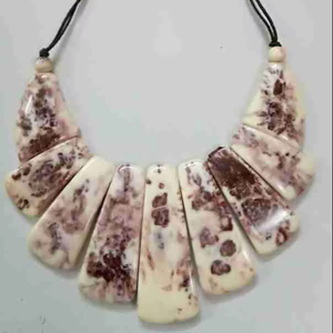 Collier artisanal en résine, nouveau motif, best-seller, fabrication indienne en résine époxy - bijoux pour femmes - Product Image 1