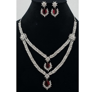 ชุดสร้อยคอและต่างหูดีไซน์เนอร์ประดับเพชร CZ สีขาวคุณภาพพรีเมียมระดับรอยัล สำหรับงานหมั้นและงานแต่งงานสำหรับผู้หญิง - Product Image 1