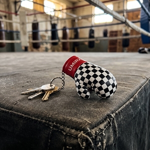 Llavero de mini guante de boxeo con diseño de bandera a cuadros, guantes de boxeo en blanco y negro con bandera de carreras, llavero para coche, amuleto para bolso, logotipo personalizado, PU - Product Image 6