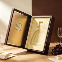 Boîte cadeau de luxe personnalisée à couvercle rabattable pour vin, en papier d'art gaufré avec logo en feuille d'or, insert en EVA et fermeture magnétique pour emballage de bouteille d'alcool