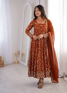 ชุดเดรส Anarkali สีส้มสนิมปักลายสำหรับผู้หญิง พร้อมผ้าคลุมไหล่ชีฟอง สำหรับงานแต่งงานหรูหรา ขายส่ง - Product Image 1