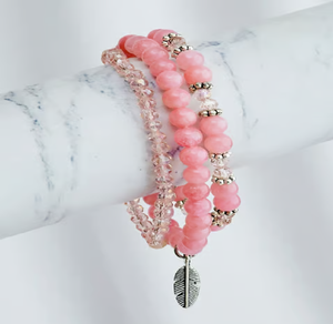 สร้อยข้อมือยืดหยุ่นประดับด้วยอัญมณีสีชมพูหลายชั้นและลูกปัดคริสตัล พร้อมจี้ขนนกสีเงิน จำหน่ายในราคาขายส่ง - Product Image 1