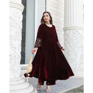Ensemble Salwar Kameez en velours brodé exquis, avec pantalon et ensemble Kurta deux pièces - Product Image 2