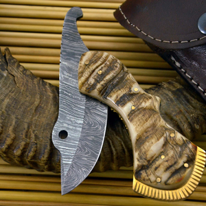 Cuchillo de caza de acero de Damasco con hoja de punta caída, mango de madera y funda de cuero para uso en camping al aire libre. - Product Image 1