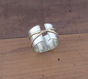 Vente en gros de bagues de mariage classiques en argent sterling 925, design en laiton bicolore, fabrication artisanale, fournisseur de bijoux unisexes - Product Image 3