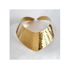 Collar de latón con diseño martillado y acabado dorado, estilo vintage, elegante y moderno para bodas y fiestas. - Product Image 2