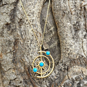 Collier pendentif orbite solaire en laiton plaqué or 18 carats avec pierres rondes turquoise bleues, inspiré de l'espace, chaîne réglable pour femme - Product Image 5