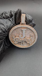 Collar de Lujo con Colgante de Medallón Inicial Personalizado con Nombre en Letra Cursiva, Diamantes Redondos, Estilo Hip Hop, en Plata 925, Joyería de Alta Gama - Product Image 4