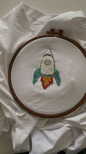 Top élégant brodé de perles avec des motifs créatifs et une broderie artisanale raffinée - Product Image 2