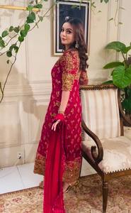 Vestido Anarkali Pakistaní Premium Plateado Metálico, Largo y Escultural, con Hombros Acolchados con Estructura Audaz y Detalles Intrincados - Product Image 4