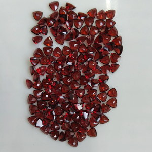 โกเมนสีแดงธรรมชาติ 6 มม. ทรงทริลเลียนคัท คุณภาพดีที่สุด พลอยเม็ดเดี่ยวสำหรับทำเครื่องประดับ - Product Image 2