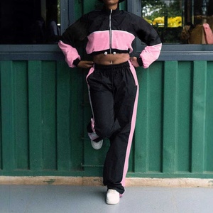 ออกแบบชุดเสื้อแขนยาวคอวีไนลอนน้ำหนักเบาและกางเกงไนลอนสำหรับวิ่งออกกำลังกาย ชุดวอร์มกันลมสำหรับผู้ชาย รุ่นปี 2026 - Product Image 2
