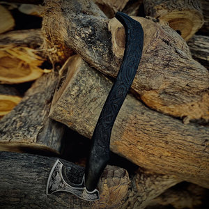 ขวานไวกิ้งเกรดอุตสาหกรรมพรีเมียม งานแฮนด์เมด แรงบันดาลใจจากมรดกทางวัฒนธรรมนอร์ดิก หัวเหล็ก ด้ามไม้ หุ้มหนัง พร้อมของตกแต่ง เหมาะสำหรับเป็นของขวัญ - Product Image 2
