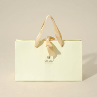 Elegante Cremefarbene Papier-Geschenktüte mit Satinband-Griff für Luxus-Einzelhandel & Hochzeitsverpackungen