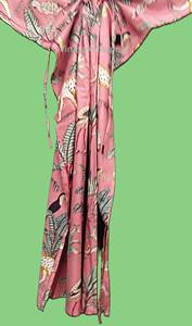 Kimono de Algodón Rosa Estampado a Mano de Lujo para Mujer con Vibrantes Estampados de Selva Tropical y Guepados Majestuosos, Corte Midi - Product Image 6