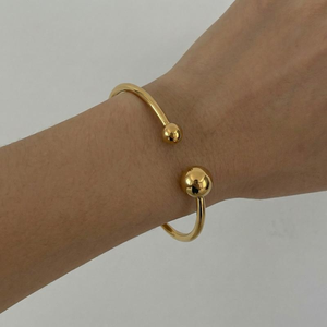 Brazalete Abierto Minimalista X&L de Acero Inoxidable con Bola Lisa para Mujer, Chapado en Oro de 18K, Joyería Impermeable, Artesanía en Metal - Product Image 3