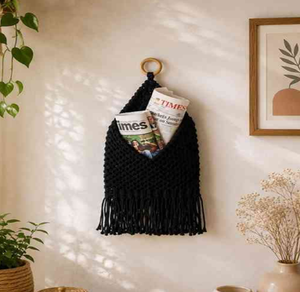 Práctico organizador de bolsillo negro de macramé para colgar en la pared con un anillo de madera disponible a precios de mayorista. - Product Image 1