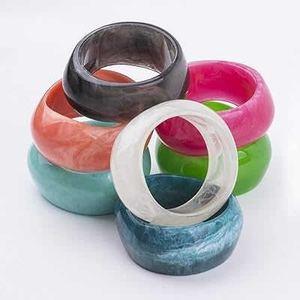 Bracelets en résine de qualité supérieure avec incrustation élégante en laiton, bijoux de costume multicolores pour un port élégant - Product Image 3