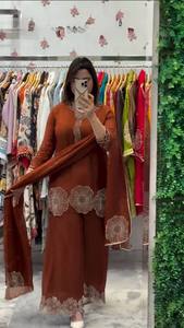 Ensemble Sharara en soie Rangoli avec élégantes décorations de perles et micro-détails cousus à l'intérieur, Salwar Kameez ethnique, tenue de fête pour femmes - Product Image 5