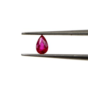 Rubíes naturales sin tratar de Mozambique, calibrados en forma de pera de 3x5 mm, piedras preciosas de rubí facetadas naturales sueltas para la fabricación de joyas, listas para usar. - Product Image 2
