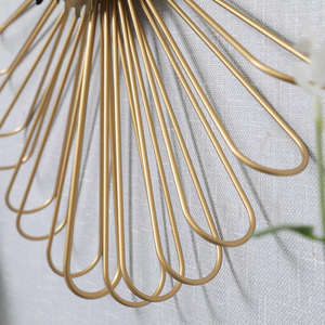 Horloge murale en métal de haute qualité qui ajoute profondeur et caractère aux murs vides, rendant les espaces plus complets. - Product Image 2