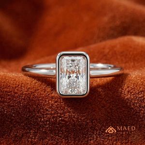 แหวนหมั้นหรูหราประดับมอสซาไนต์ทรงเหลี่ยมมรกตเงินแท้ 925 จาก Maed Jewels ของขวัญสำหรับผู้หญิงจากสหรัฐอเมริกา - Product Image 4
