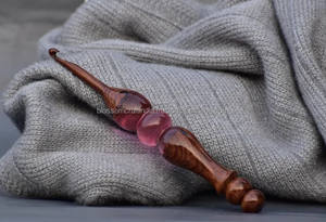 Elegante Ganchillo de Madera y Resina Epoxi Hecho a Mano para Amantes del Tejido, con Superficie Lisa y un Diseño Colorido y Estilizado - Product Image 2