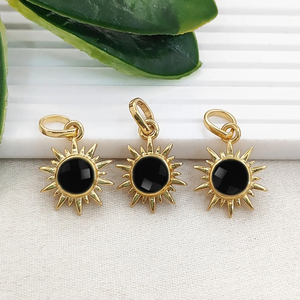 Colgante Redondo de Ónix Negro con Forma de Sol, Chapado en Oro, con Engaste de Collet, Joyería de Ónix Negro, Colgante de Gema Redonda de 6mm con Forma de Sol - Product Image 1