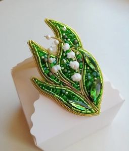 Broche artisanale haut de gamme brodée de perles, épinglette de créateur, cadeau pour elle, broche colorée brodée de perles H - Product Image 2